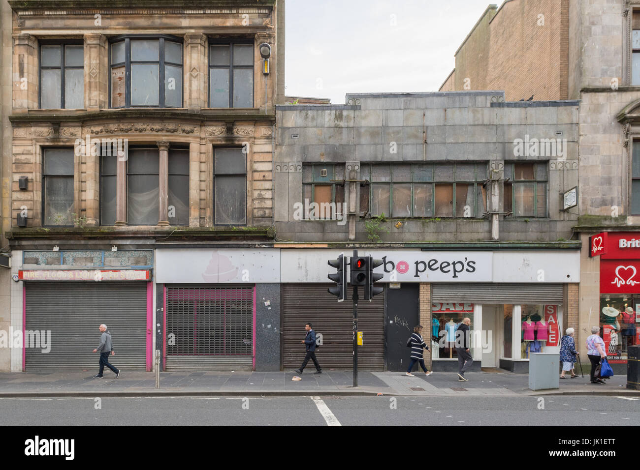 Boutiques vides et des propriétés commerciales et des bâtiments délabrés, Trongate à Glasgow, Écosse, Royaume-Uni Banque D'Images