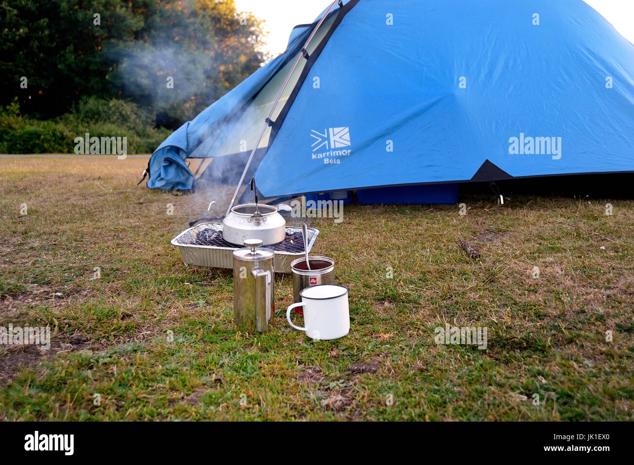 L'eau bouillante sur le barbecue pour faire du café en camping Banque D'Images