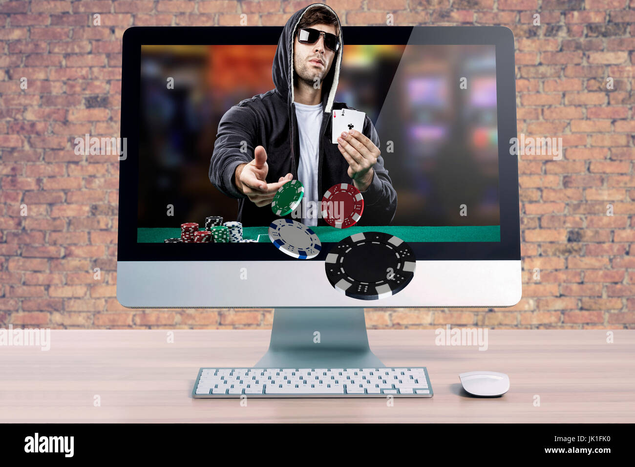 Jeu de poker en ligne, avec le joueur de poker qui sortent de l'écran de l'ordinateur. Banque D'Images