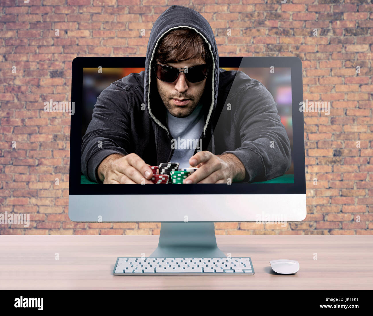 Jeu de poker en ligne, avec le joueur de poker qui sortent de l'écran de l'ordinateur. Banque D'Images