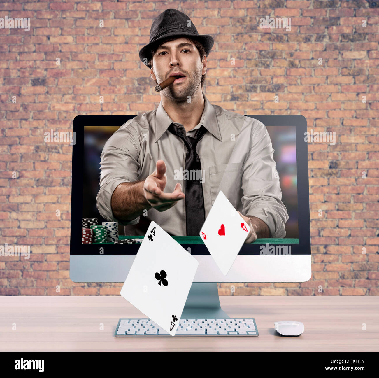 Jeu de poker en ligne, avec le joueur de poker qui sortent de l'écran de l'ordinateur. Banque D'Images