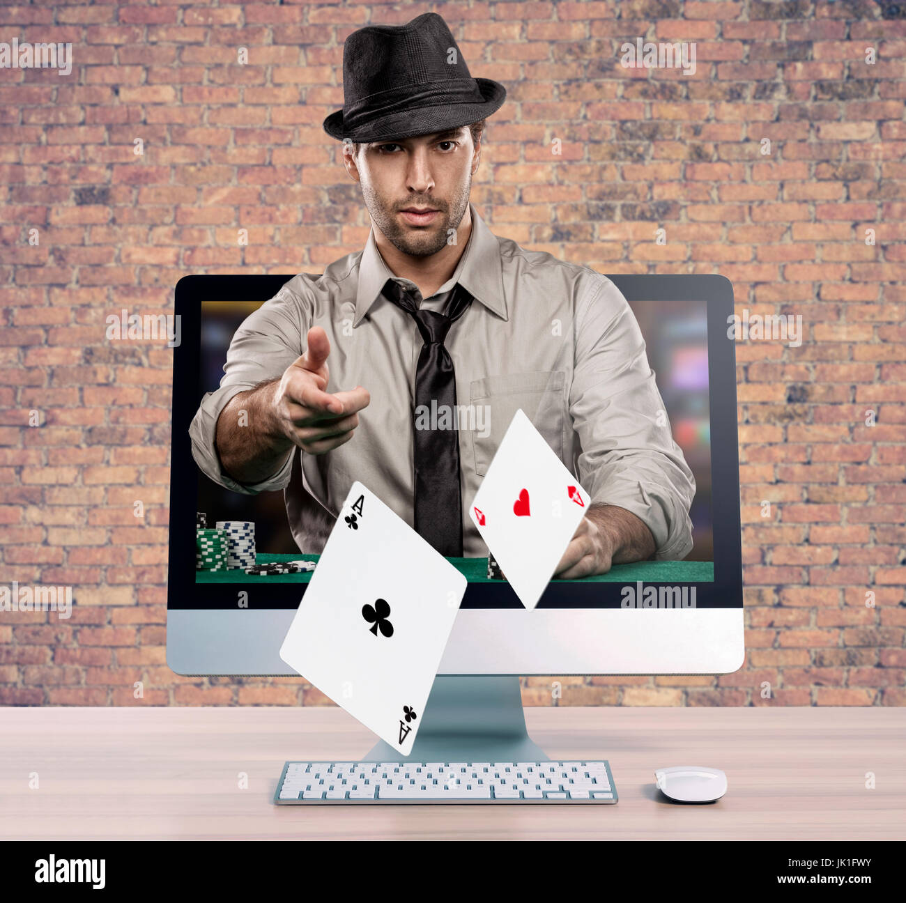 Jeu de poker en ligne, avec le joueur de poker qui sortent de l'écran de l'ordinateur. Banque D'Images