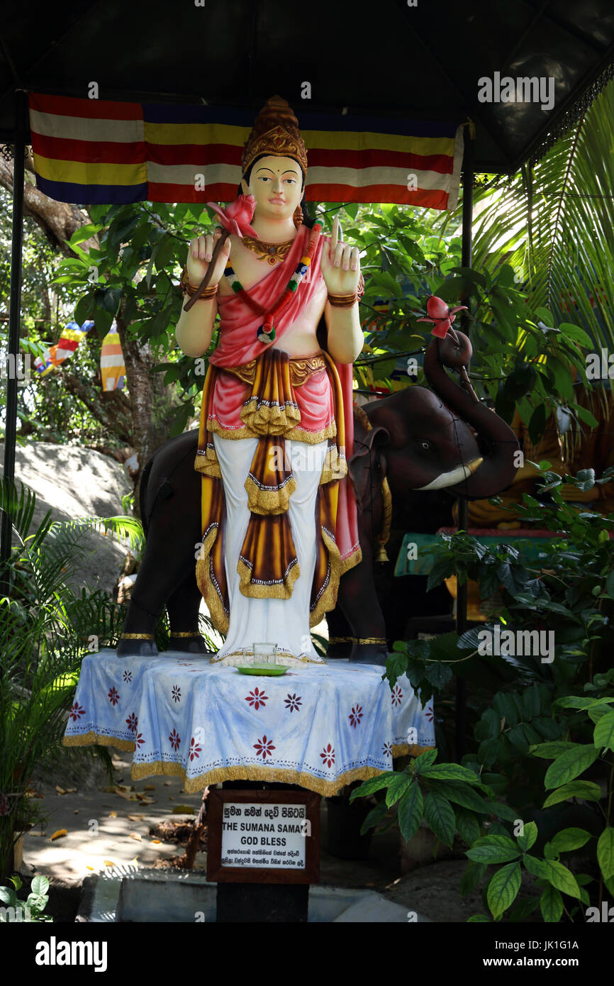 Galle Sri Lanka Sri-Vivekaramaya Rumassala Road Temple Statue de Dieu Sumana Saman tenant une fleur de lotus et Comité permanent par un Éléphant Banque D'Images