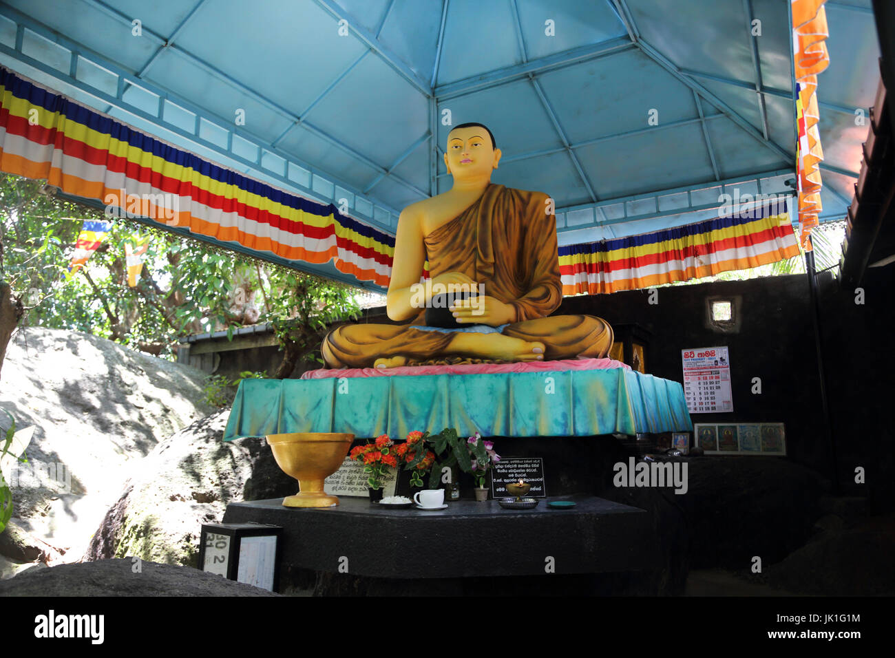 Galle Sri Lanka Sri-Vivekaramaya Rumassala Road Temple Statue de Bouddha assis en demi-lotus tenant une position bol d'Aumône Banque D'Images