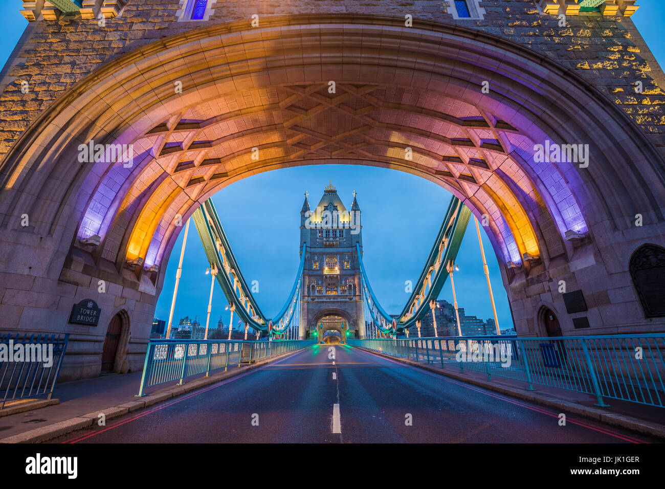 Londres, Angleterre - le célèbre Tower Bridge à l'aube sans trafic Banque D'Images