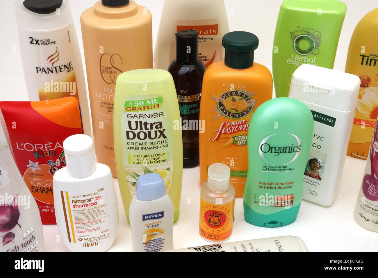 Une collection de shampooing, revitalisant, gel douche et bain moussant Banque D'Images