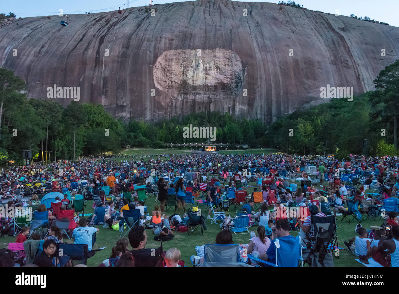 Les foules se rassemblent sur la pelouse sous la Confederate Memorial Carving et les téléphériques de nuit les Lasershow à Atlanta, Georgia's Stone Mountain Park. Banque D'Images