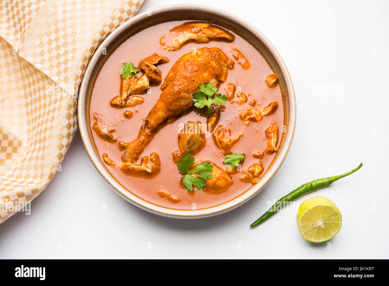 Poulet au curry épicé indien ou poulet masala avec des morceau de jambe, de l'Inde populaire, selective focus Banque D'Images