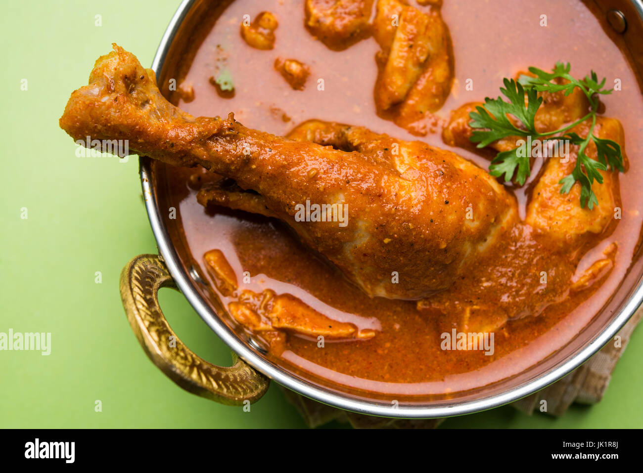 Poulet au curry épicé indien ou poulet masala avec des morceau de jambe, de l'Inde populaire, selective focus Banque D'Images