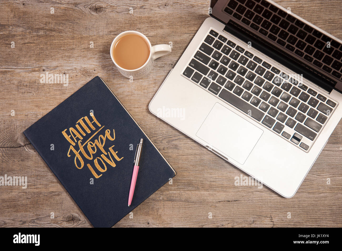 Ordinateur portable, ordinateur portable et tasse de thé sur une table de bois d'en haut. Banque D'Images