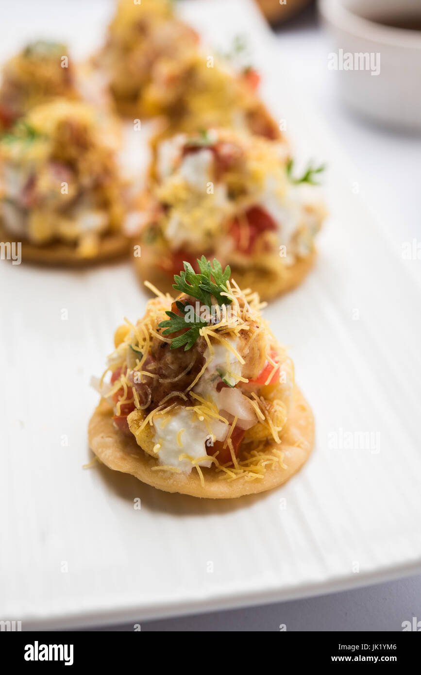 Sev sev Puri Puri Btata / / papdi chat - collations indiennes populaires point - Indian street food, selective focus Banque D'Images