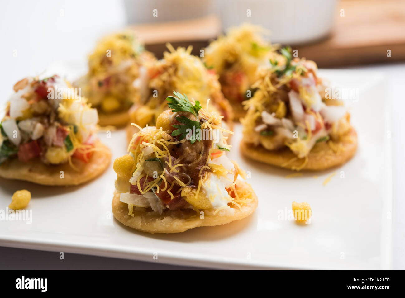 Sev sev Puri Puri Btata / / papdi chat - collations indiennes populaires point - Indian street food, selective focus Banque D'Images