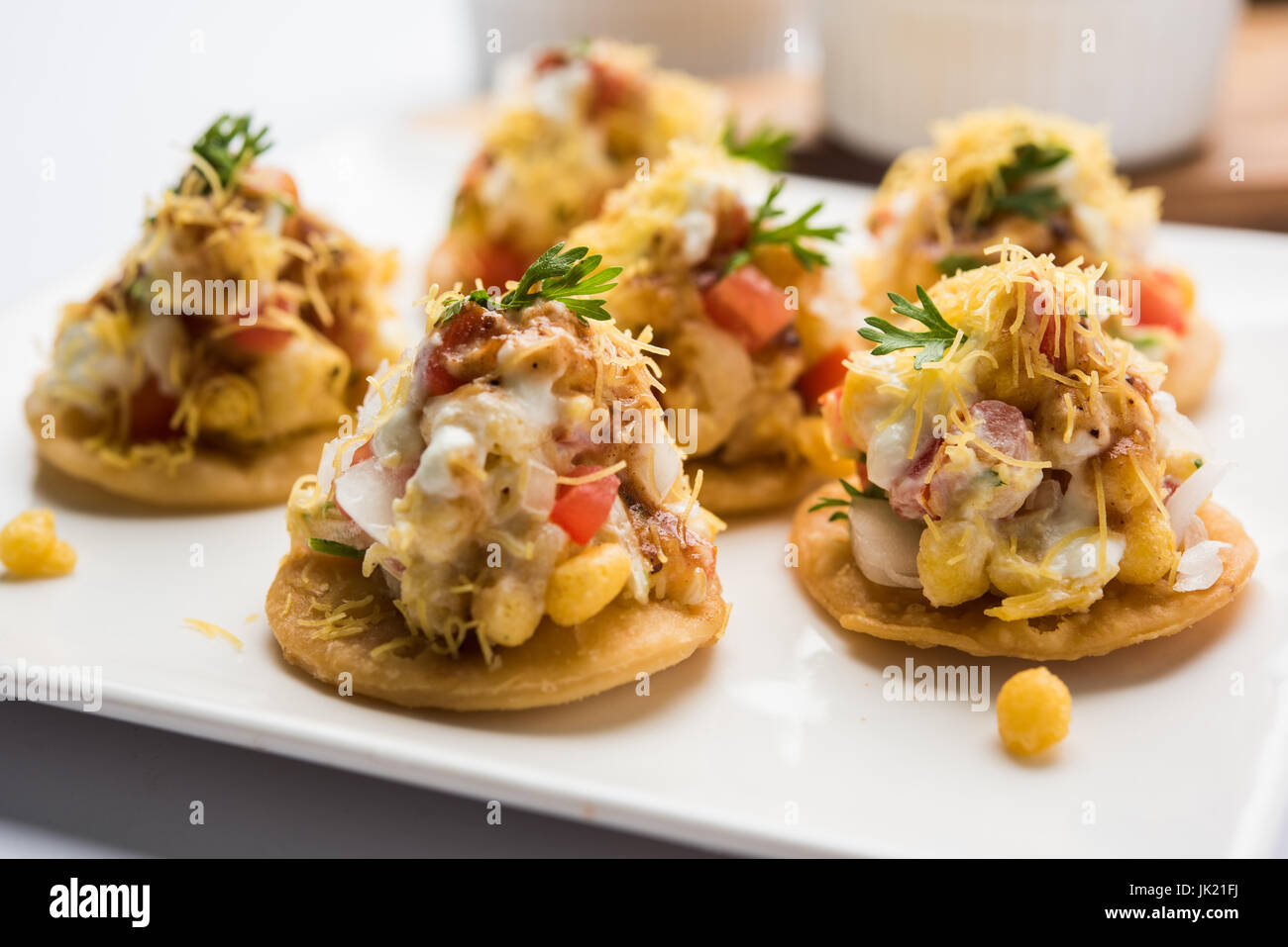 Sev sev Puri Puri Btata / / papdi chat - collations indiennes populaires point - Indian street food, selective focus Banque D'Images