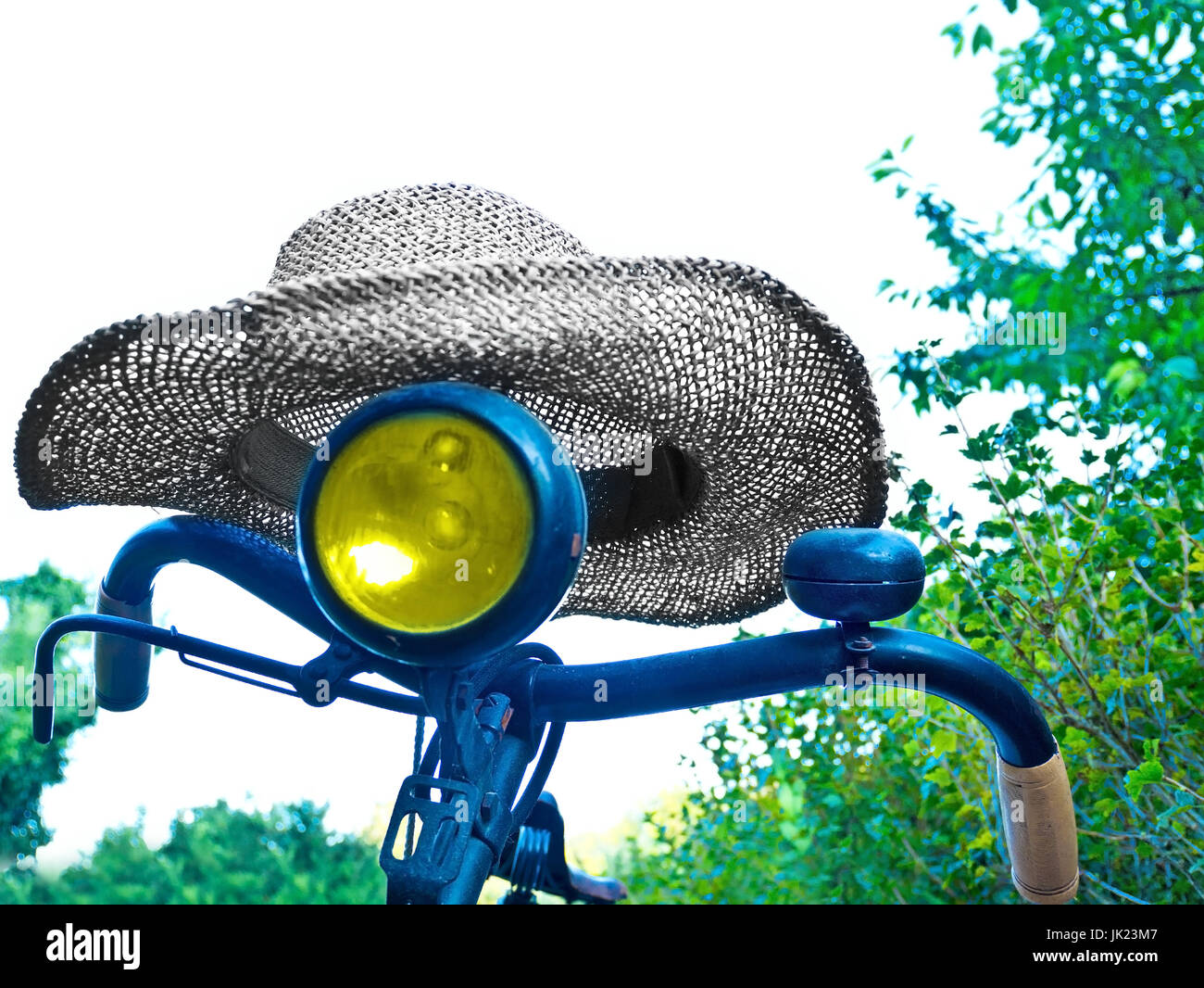 Détail de vieux vélo avec un été hut Banque D'Images