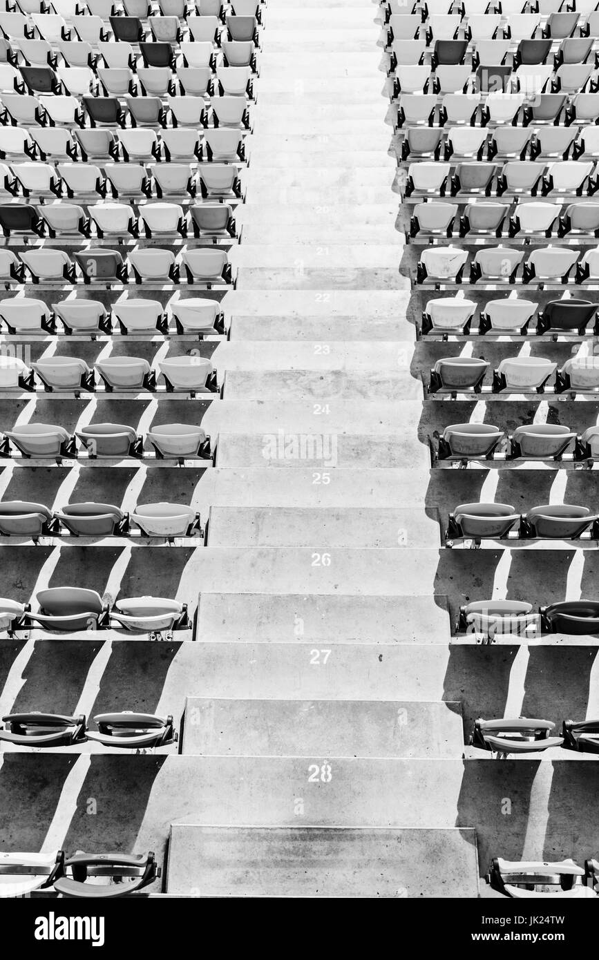 Des rangées de sièges du stade stadium et escaliers, noir et blanc Banque D'Images