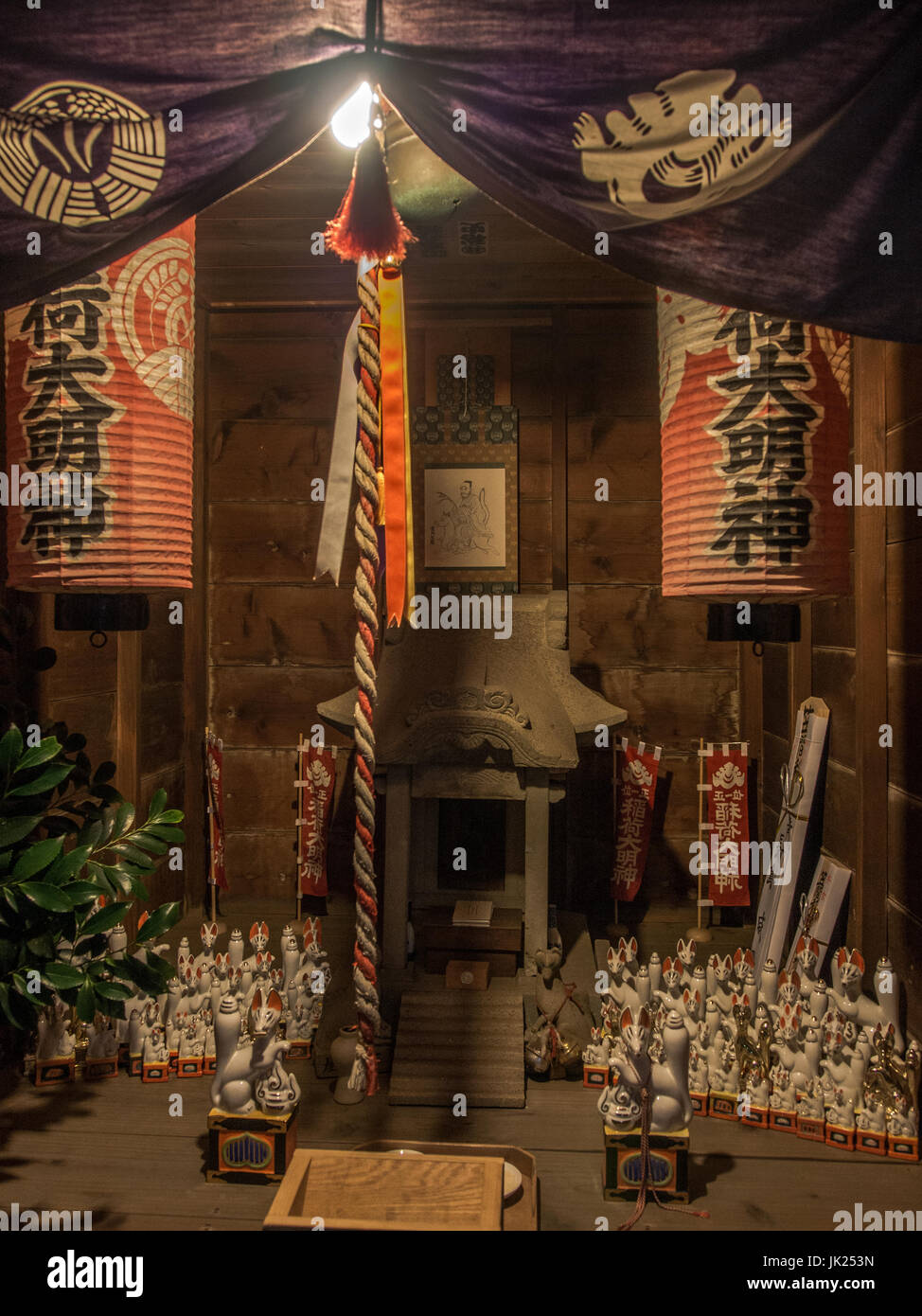 Sanctuaire Shinto, voisinage, avec Kitsune, fox gardiens, rue de banlieue, Kawagoe, Saitama, Japon. Banque D'Images