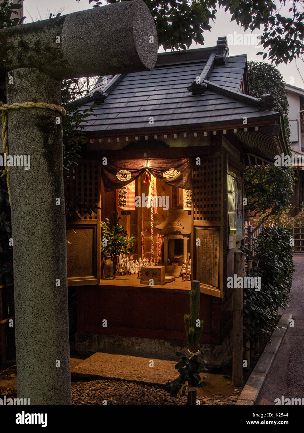 Sanctuaire Shinto, voisinage, avec Kitsune, fox gardiens, rue de banlieue, Kawagoe, Saitama, Japon. Banque D'Images