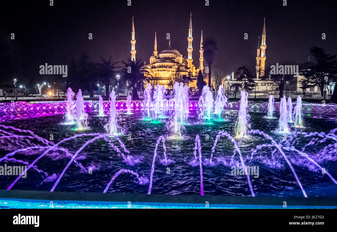 Lumières colorées brillent à travers une grande fontaine en face du Sultan Ahmed, ou Mosquée Bleue, dans la place Sultanahmet, Istanbul, Turquie. Banque D'Images