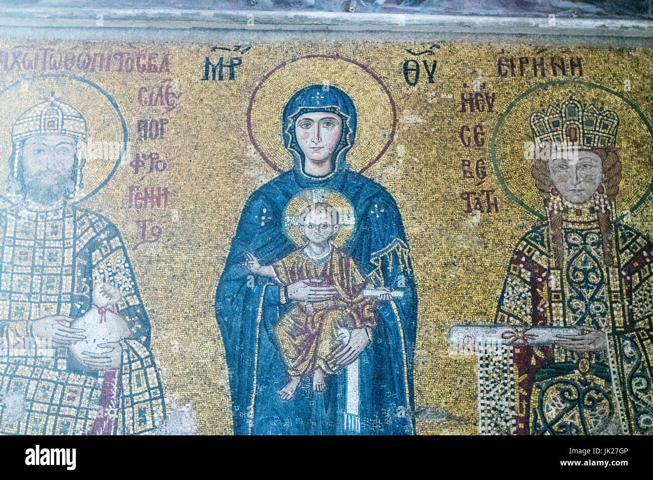 Mosaïque Comnène avec la Vierge Marie et l'enfant, situé dans la galerie supérieure de la basilique Sainte-Sophie à Istanbul, Turquie. Banque D'Images