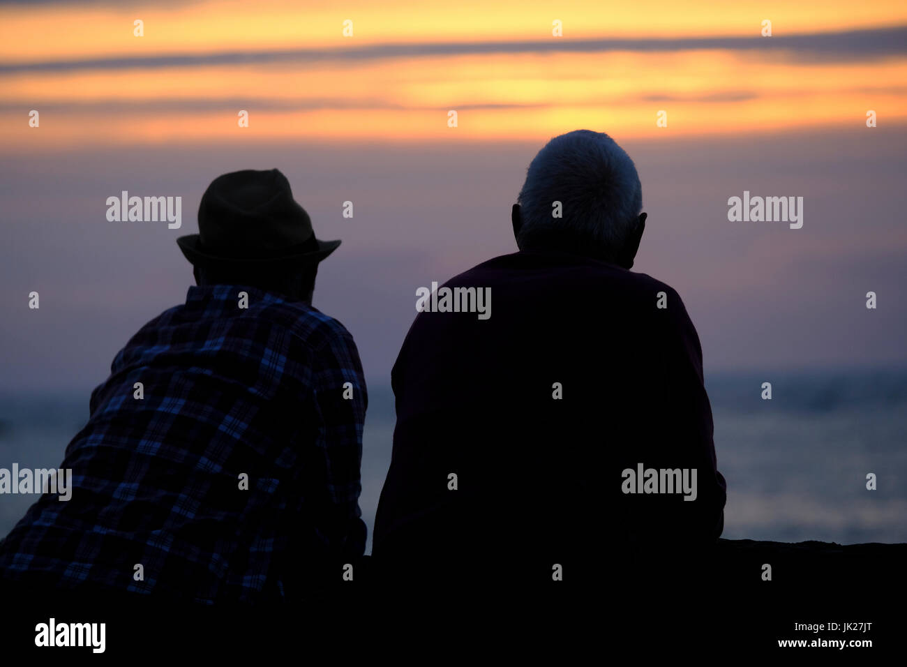 Deux hommes regardant le coucher de soleil à St Ives, Cornwall Banque D'Images