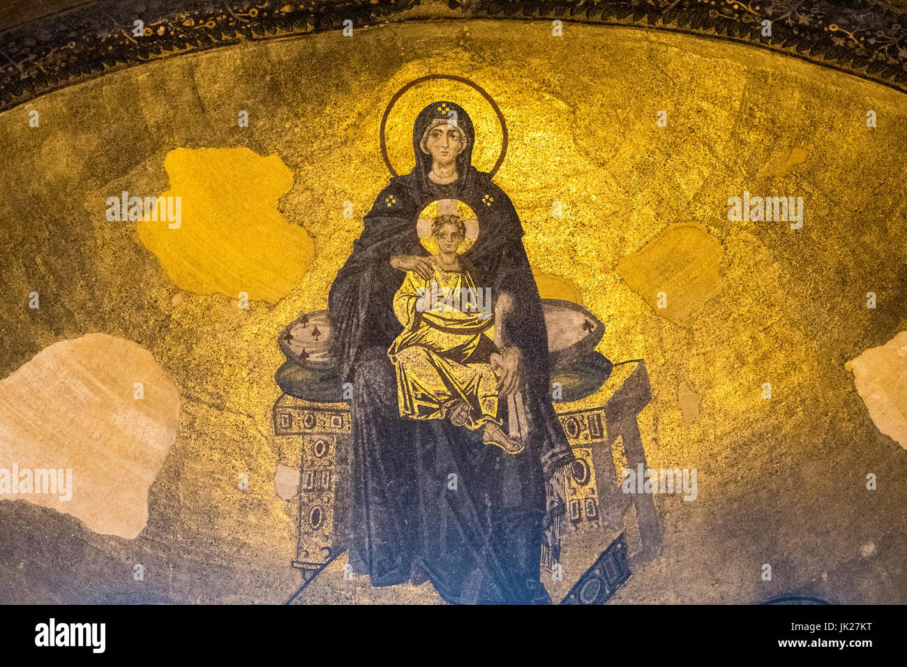 Mosaïque de l'Abside de la Vierge Marie et le Christ enfant dans la basilique Sainte-Sophie, située à Istanbul, Turquie. Banque D'Images