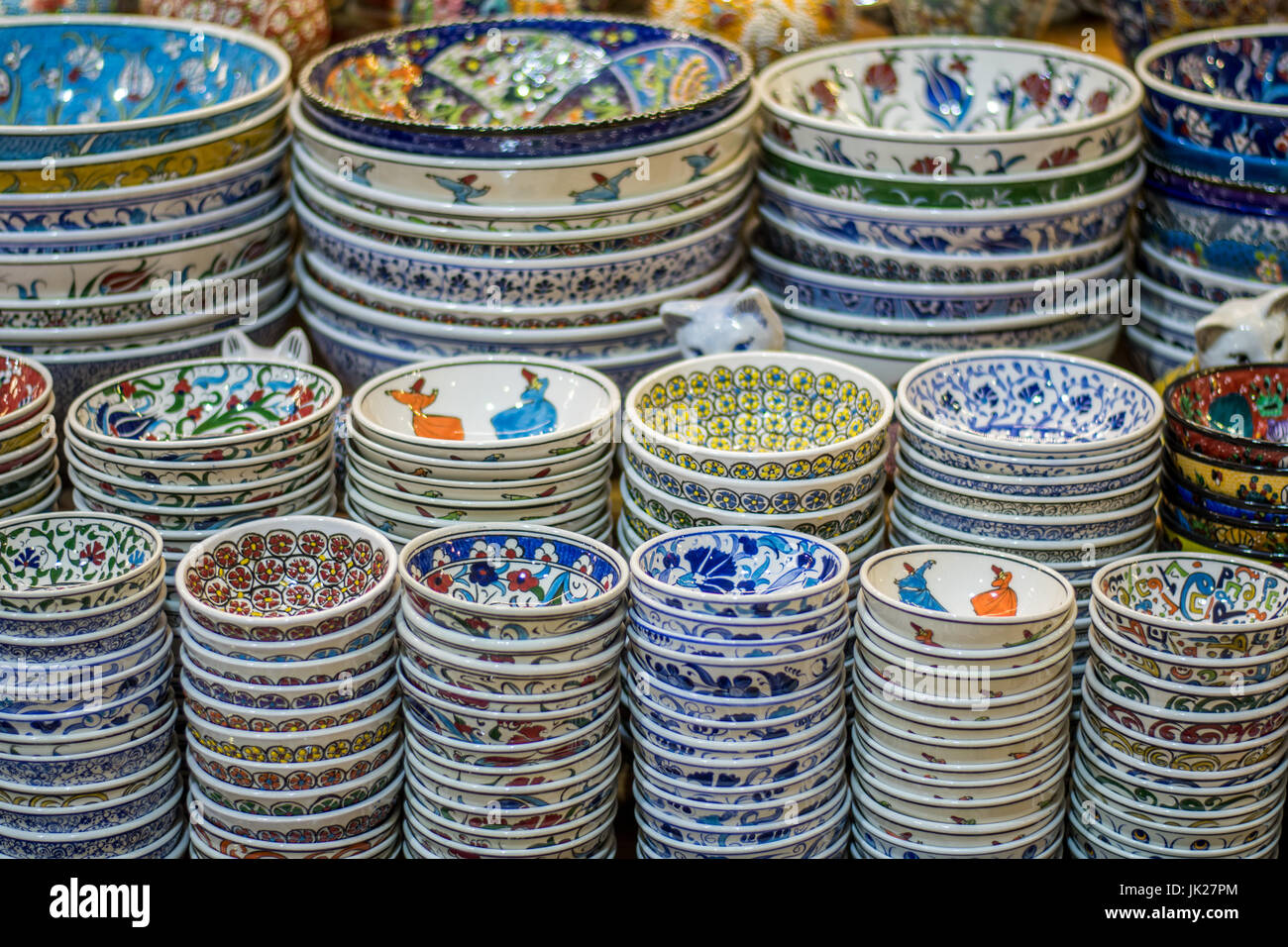 La vaisselle à la main traditionnel, est en vente au Grand Bazar situé à Istanbul, Turquie. Banque D'Images