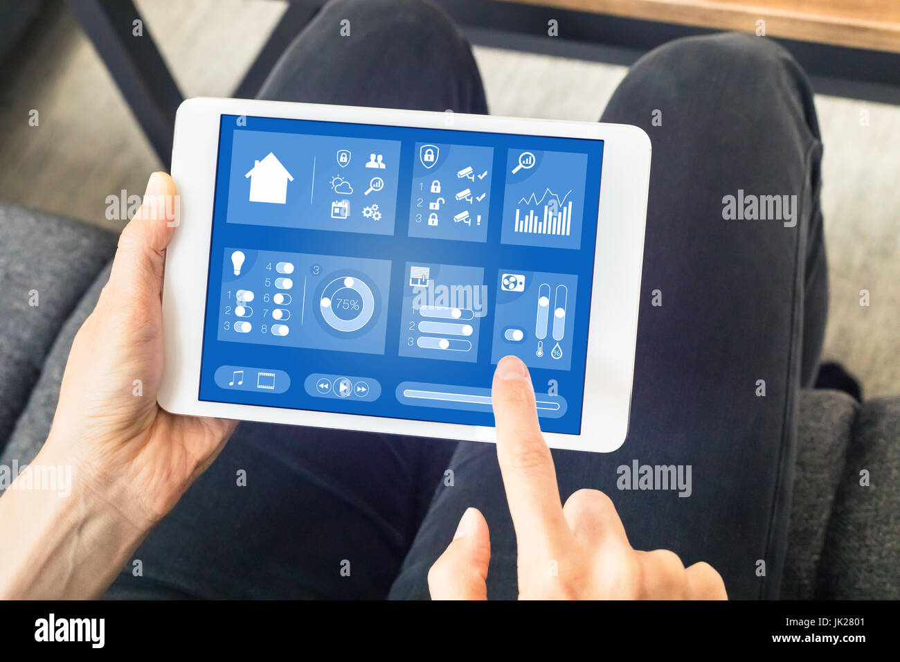 Personne à l'aide de smart home automation planche de bord sur un ordinateur tablette numérique avec internet des objets (IOT) pour contrôler les objets connectés (éclairage, sécurité Banque D'Images