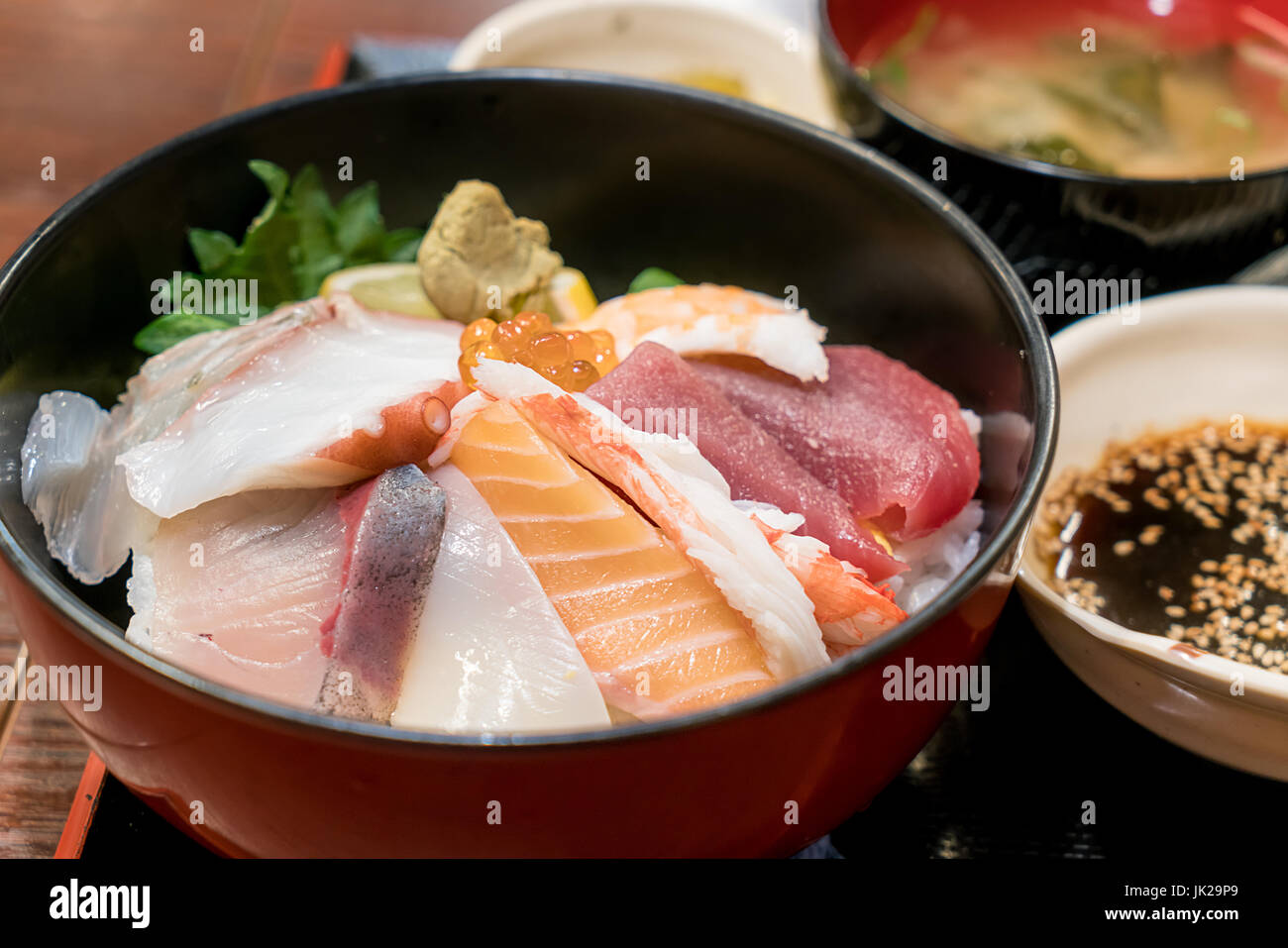 La nourriture japonaise avec des poissons, appelé sashimi sur le bol de riz au marché du matin à Hakodate, Hokkaido, Japon. Banque D'Images
