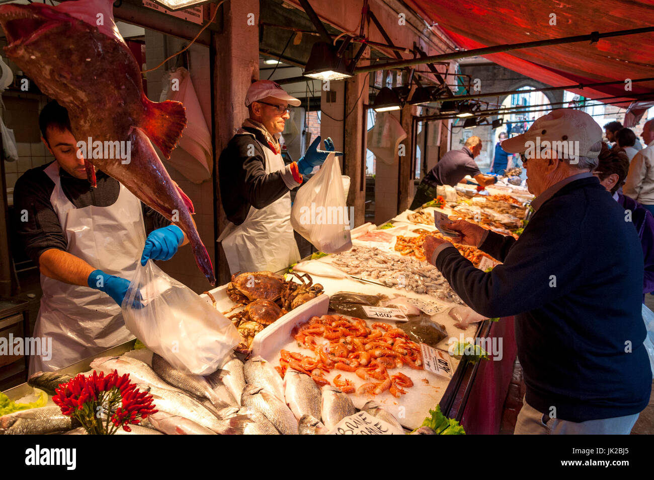 Les gens d'acheter du poisson et des fruits de mer du marché du Rialto, les échoppes de Venise, Italie Banque D'Images