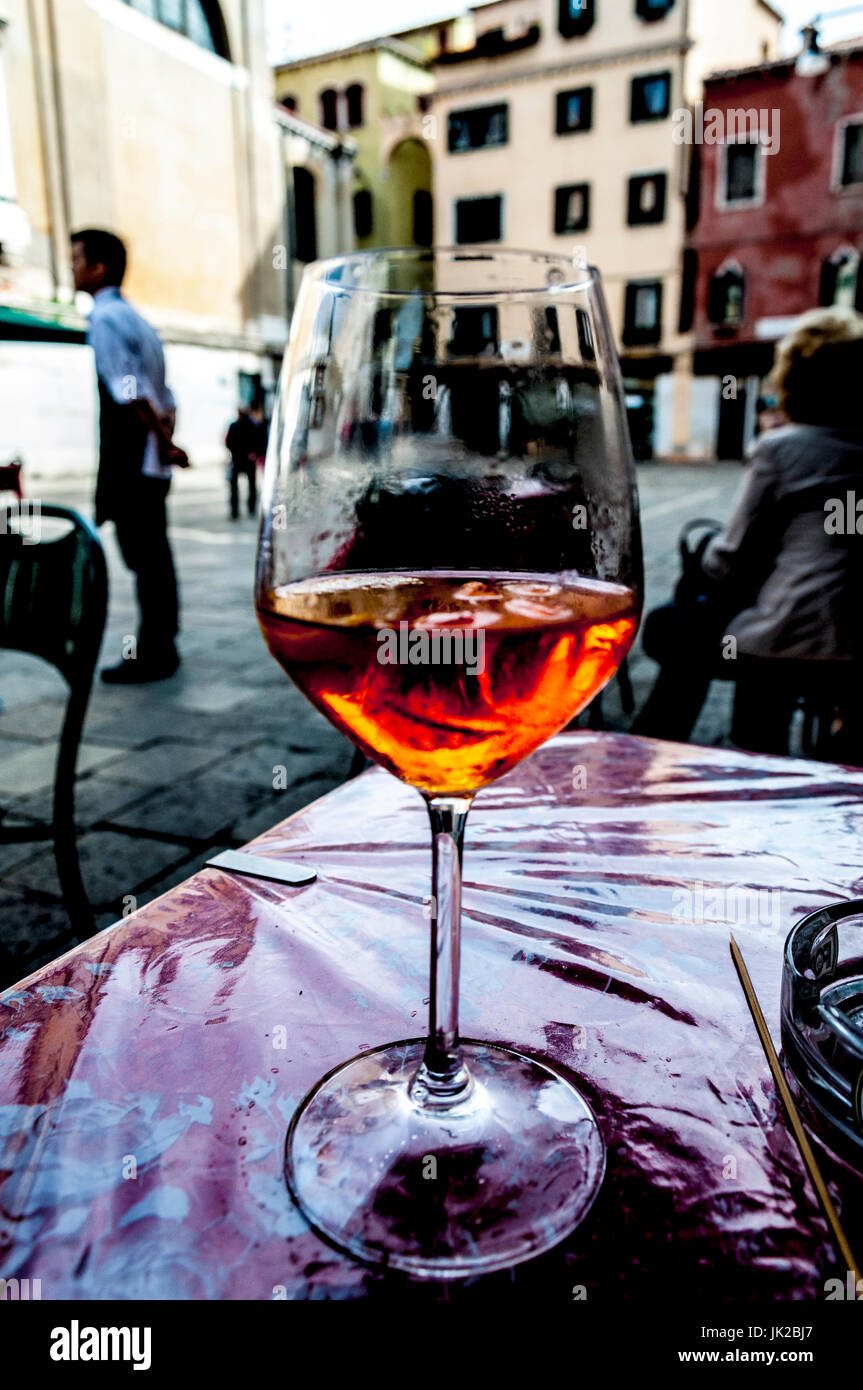 Boire un Spritz, une boisson alcoolisée traditionnelle à Venise, Italie. Art image. Banque D'Images