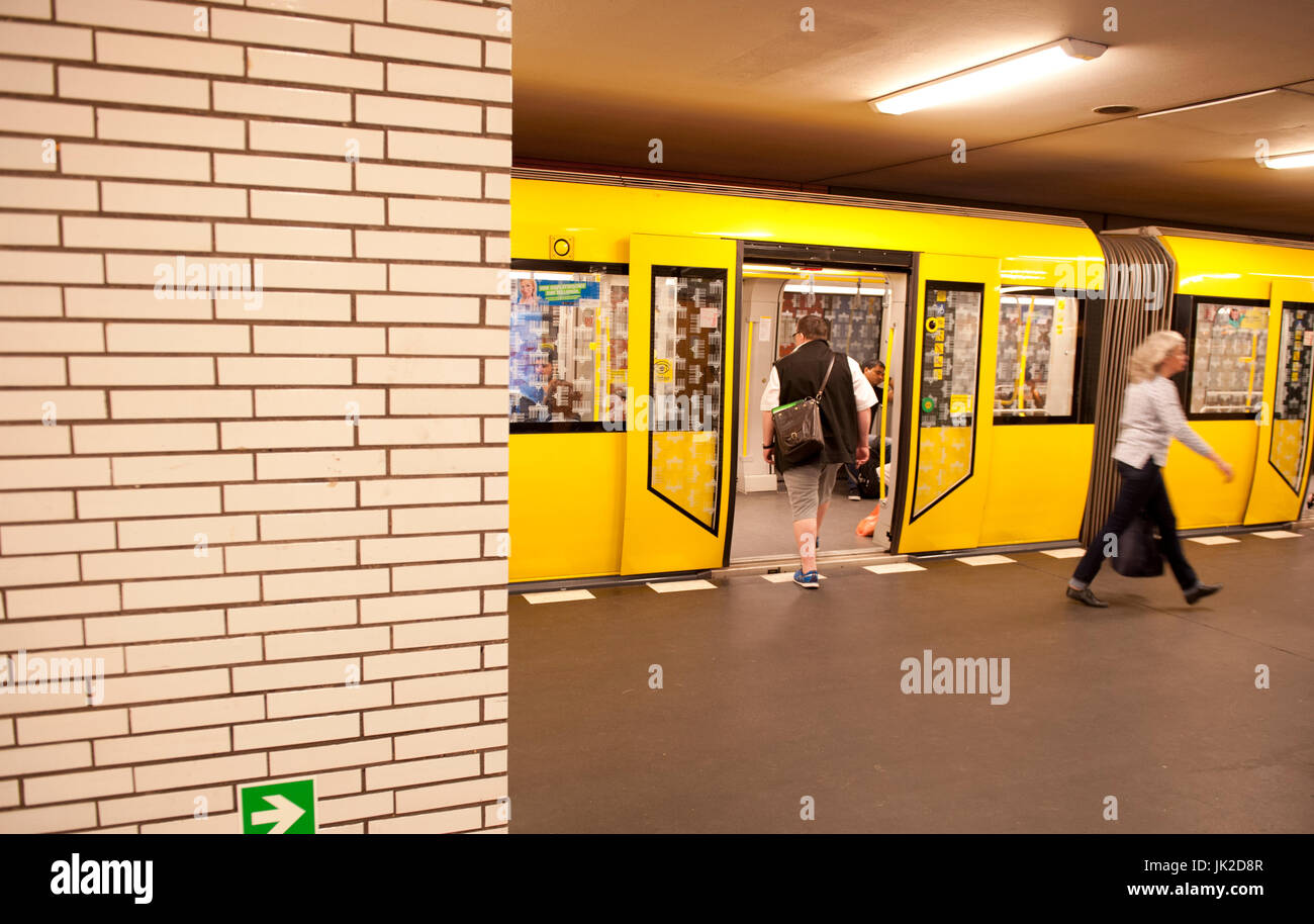 F92 jaune un train sur le réseau U-Bahn de Berlin, Allemagne Banque D'Images