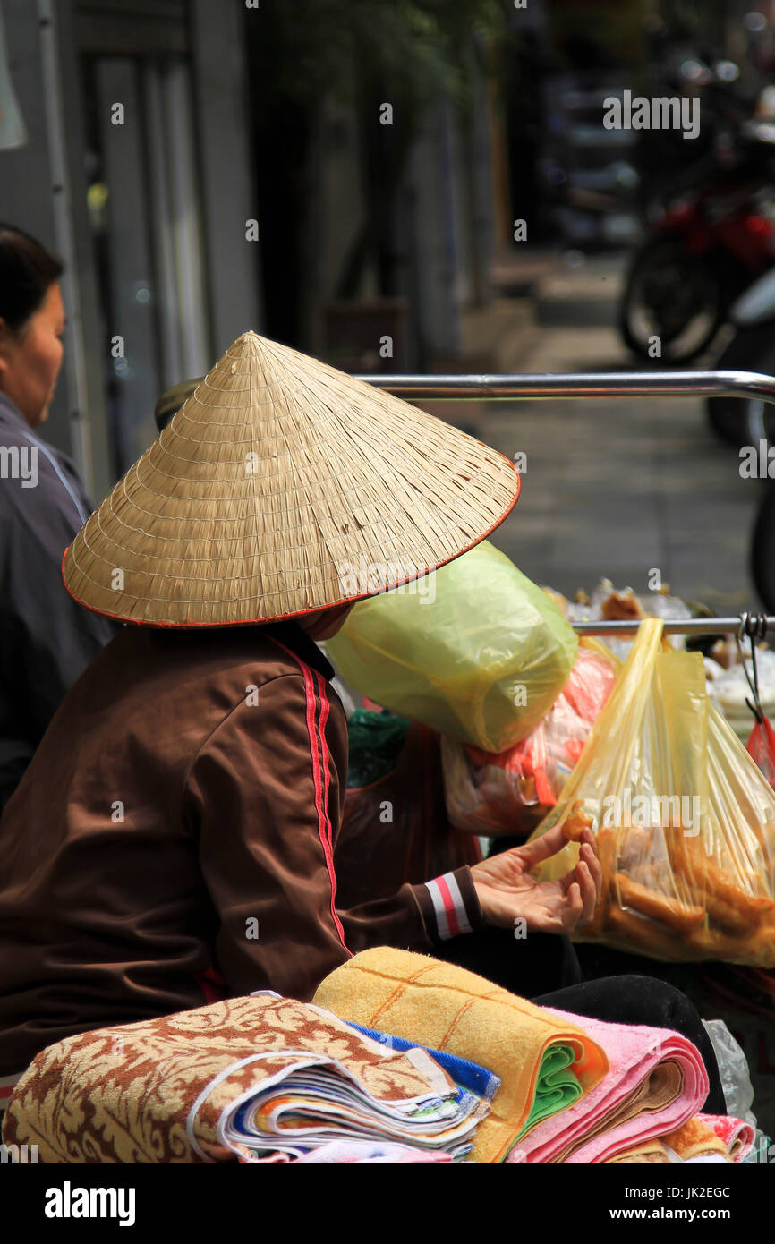 Local vietnamien portant le chapeau conique d'Asie à Hanoi la Vieille Banque D'Images