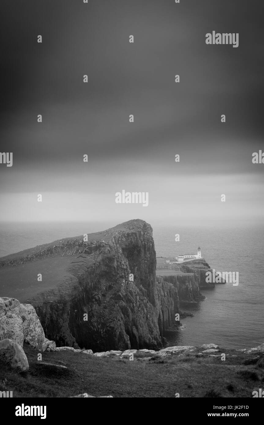 Le noir et blanc vue de la falaises menant à Neist Point Lighthouse, île de Skye, Écosse Banque D'Images