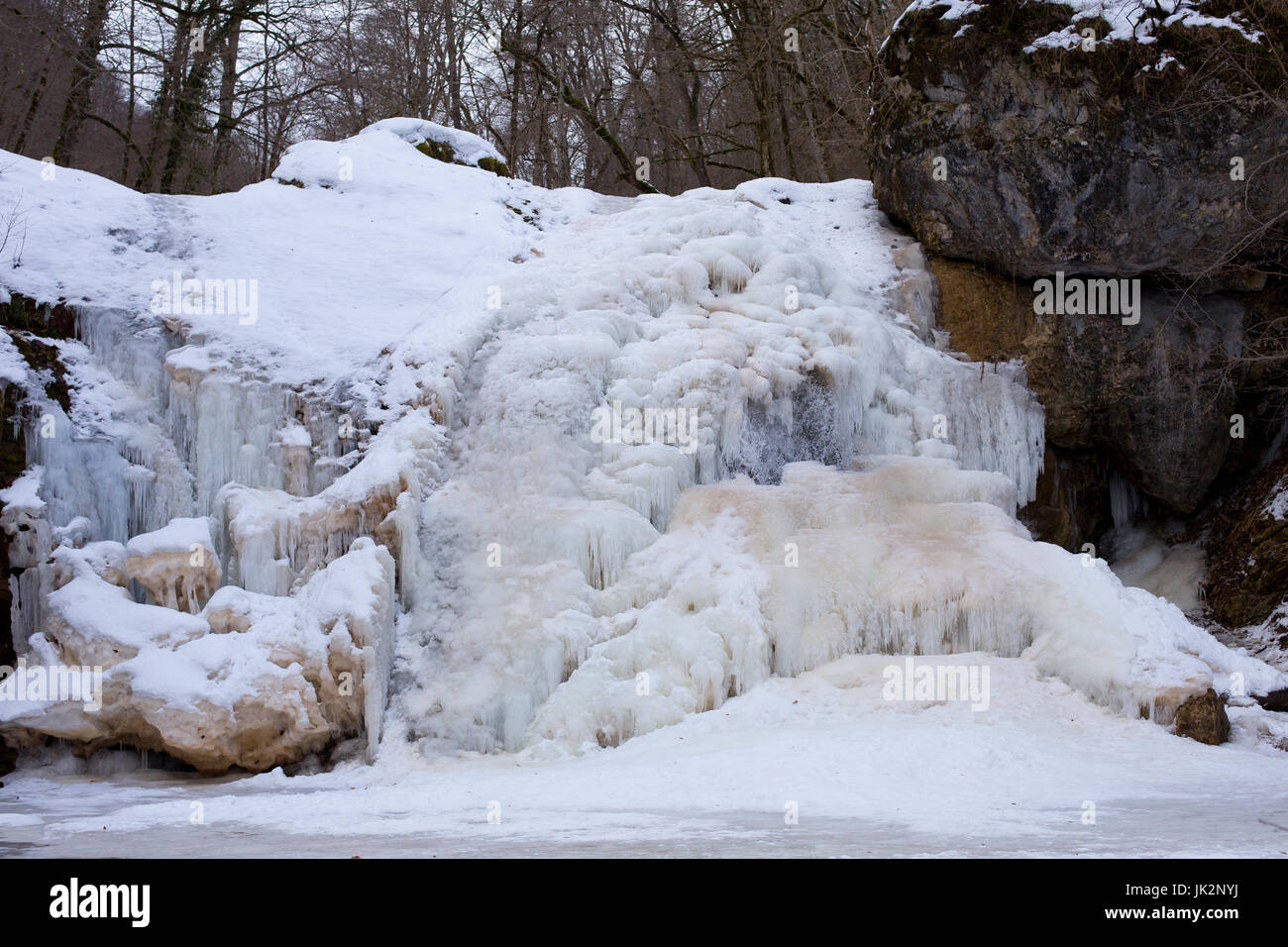 Frosty matin au chutes Rufabgo. Adygea Banque D'Images