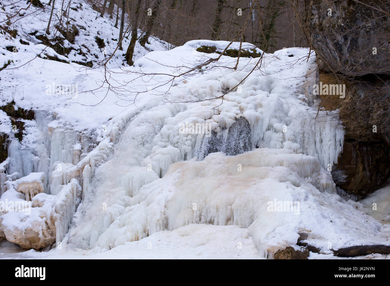 Frosty matin au chutes Rufabgo. Adygea Banque D'Images