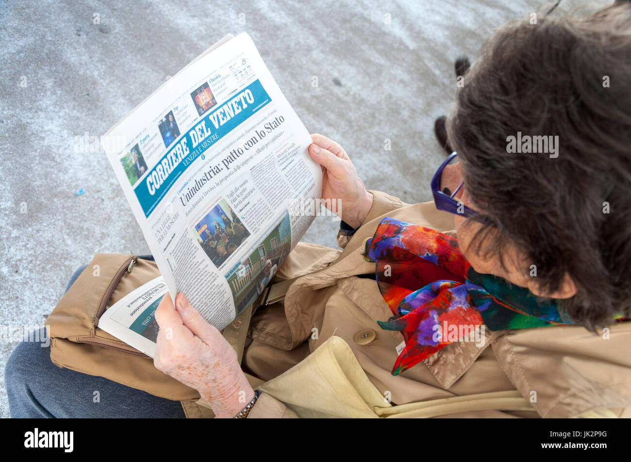 Femme lisant un journal Corriere del Veneto Venise à Venise Italie Banque D'Images
