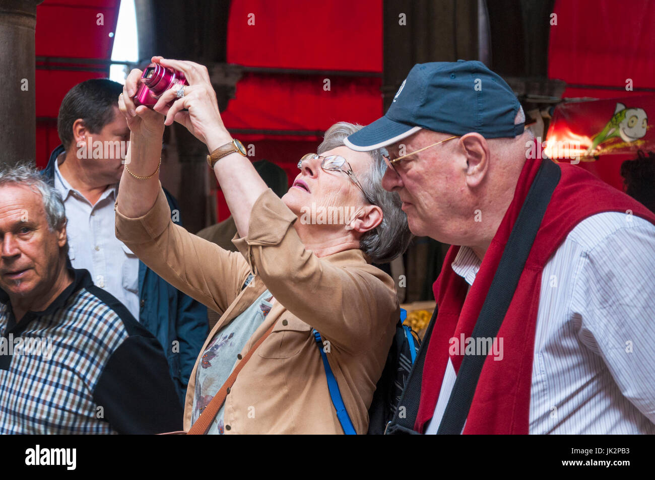 Touriste prend une photo numérique au marché du Rialto à Venise Italie Banque D'Images