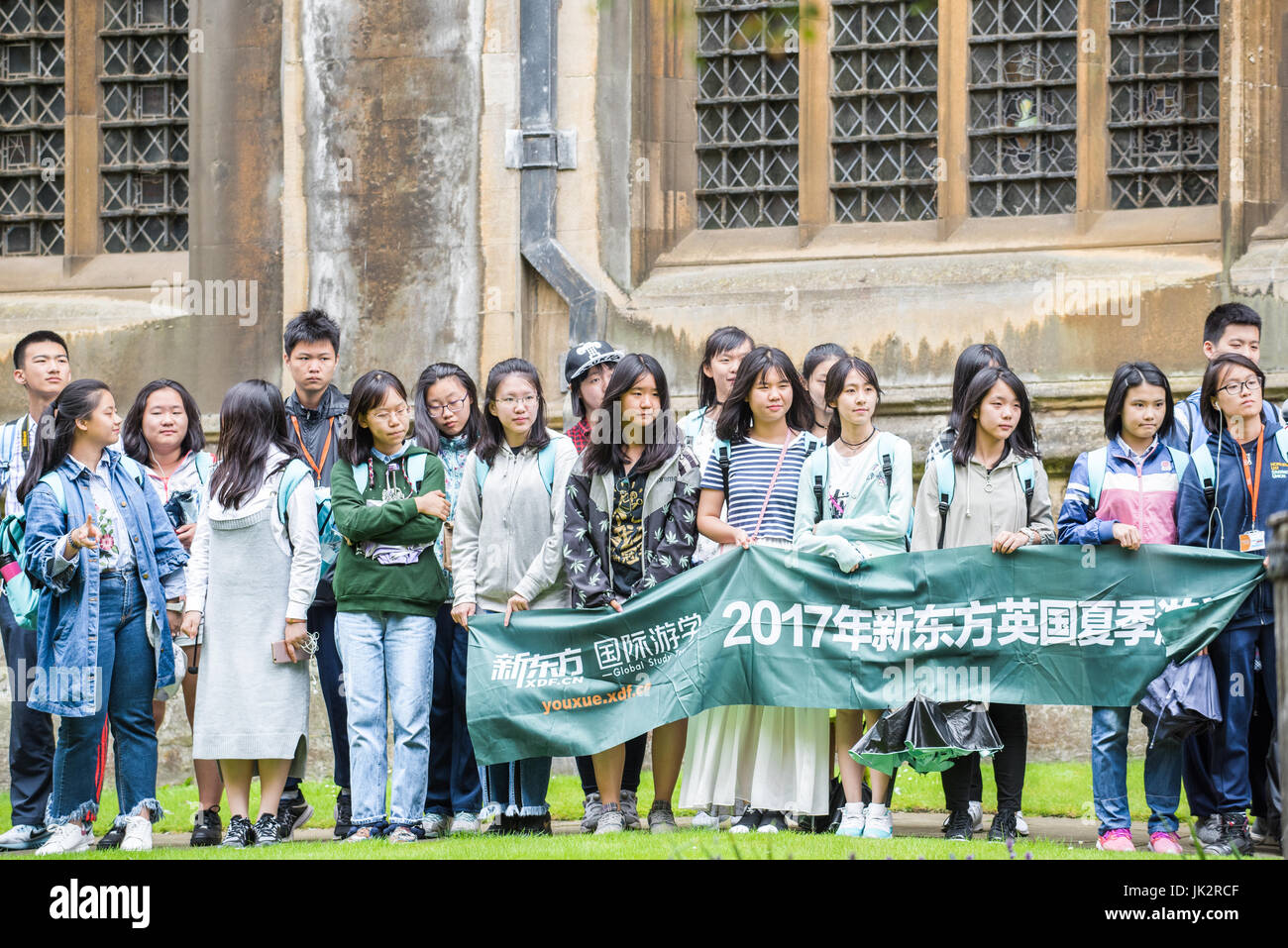 Groupe de jeunes étudiants chinois posent avec une bannière à l'extérieur de la chapelle de King's College à l'université de Cambridge, Angleterre, Grande-Bretagne. Banque D'Images