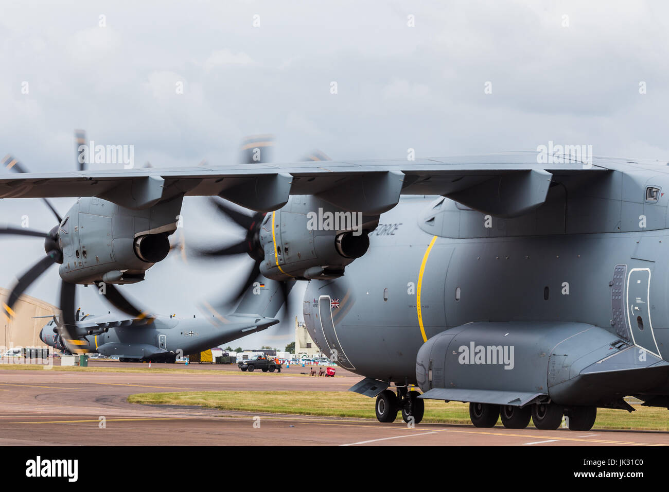 RAF A400M Atlas C.1 Les taxis sur le parc résidentiel de loisirs vers sa cousine allemande au 2017 Royal International Air Tattoo à Fairford de la RAF dans Gloucestershir Banque D'Images