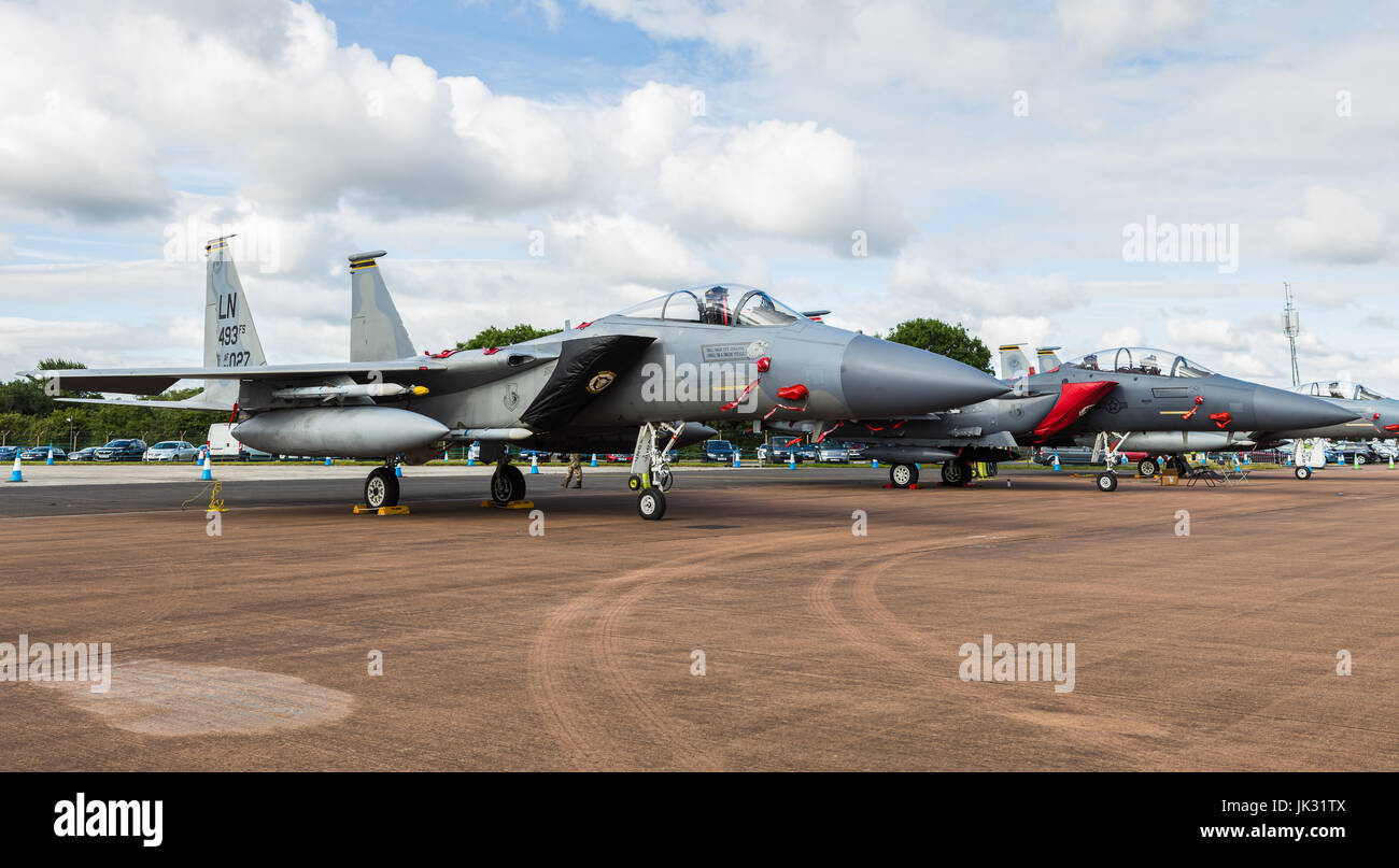 F-15E Strike Eagle était assis entre une paire de F-15C Eagles au 2017 Royal International Air Tattoo à Fairford de la RAF. Banque D'Images