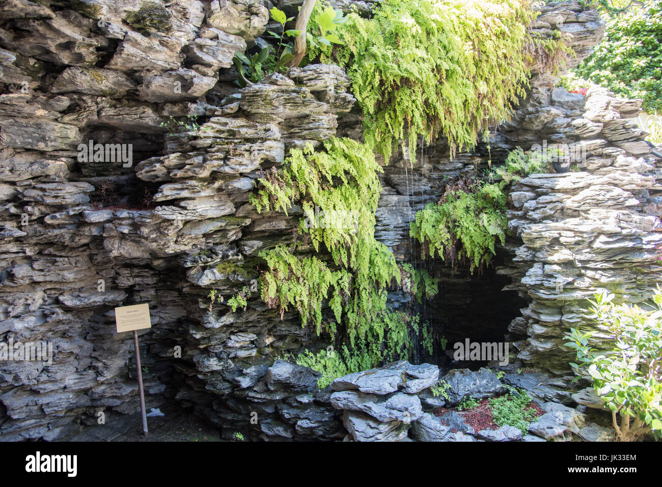 Sydney, NSW Australia-November,18,2016 : Arch Rock avec un jardin vertical et cascade au Jardin Chinois de l'amitié à Sydney, Australie Banque D'Images
