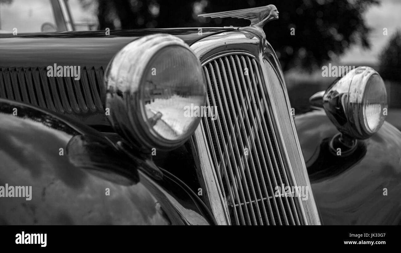 Un noir et blanc proche de récolte un vintage automobile Citroen Traction avant de calandre et des phares Banque D'Images