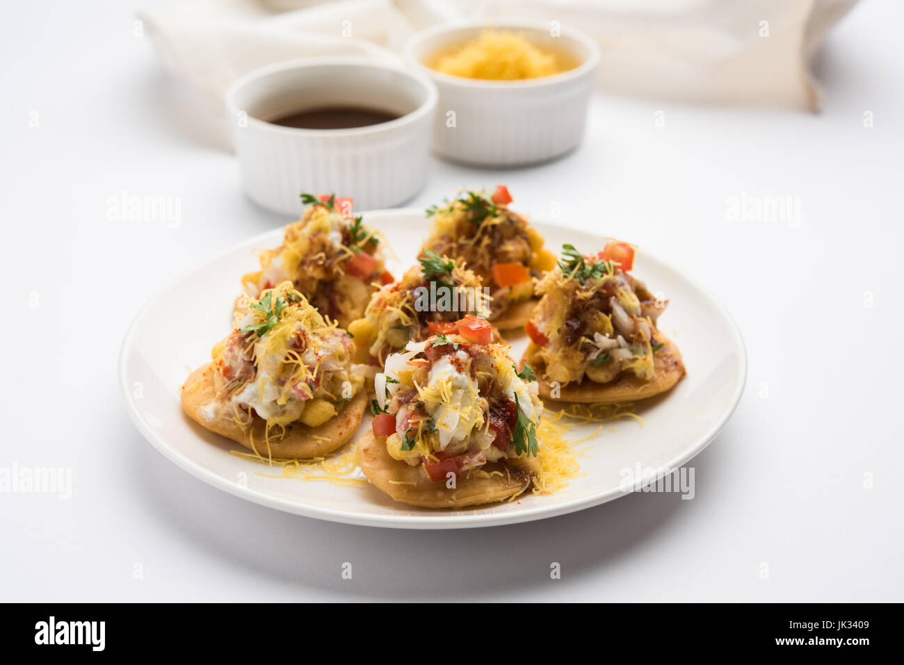 Sev sev Puri Puri Btata / / papdi chat - collations indiennes populaires point - Indian street food, selective focus Banque D'Images