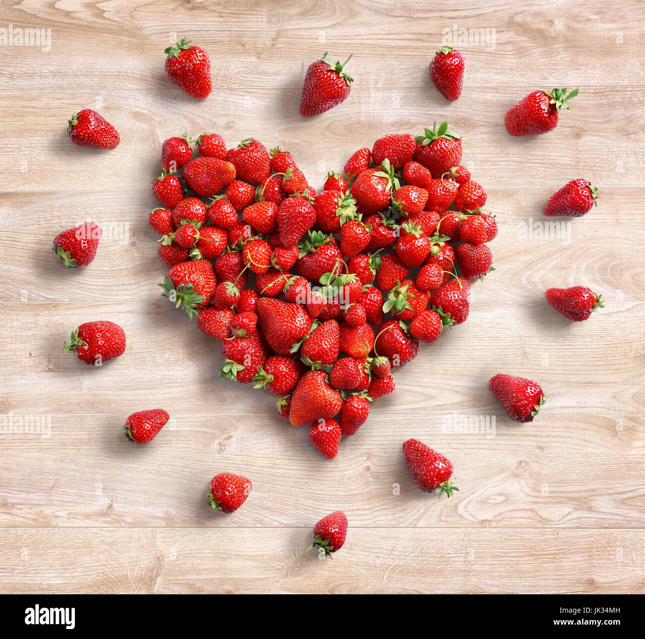 Le symbole de coeur de fraise sur fond de bois. Régime alimentaire Fruits concept. Vue d'en haut. Produit de haute résolution Banque D'Images