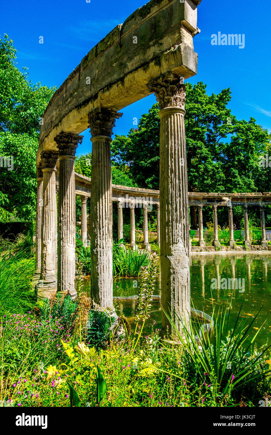 La colonnade classique et l'étang dans le beau Parc Monceau (1778) Banque D'Images