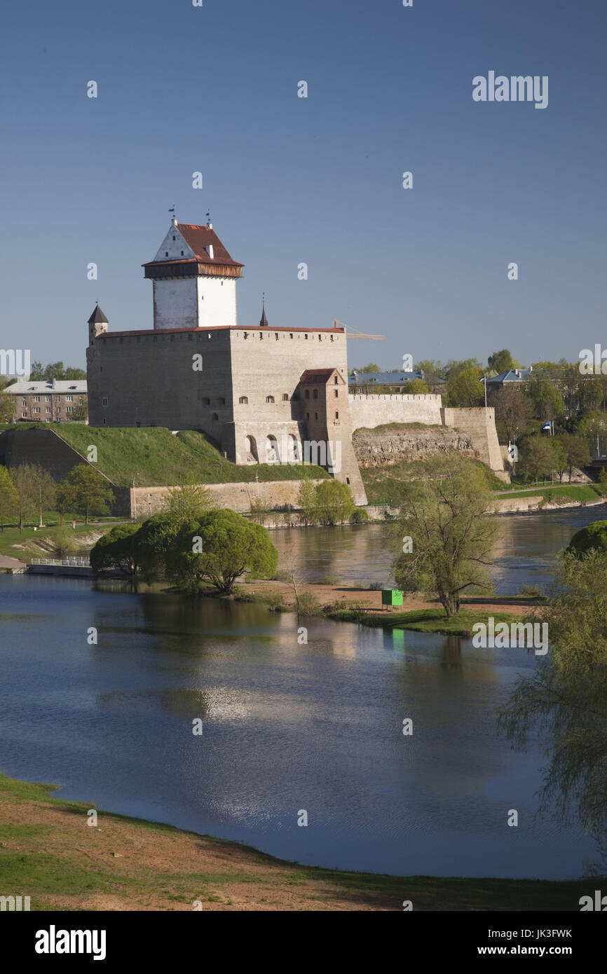 L'Estonie, le nord-est de l'Estonie, Tallinn, du château de Narva, 13e siècle, matin Banque D'Images