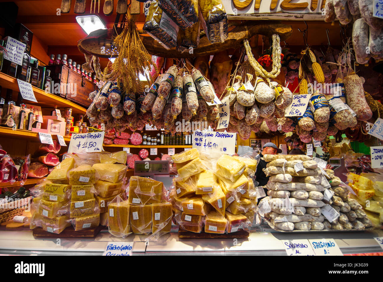 Salami et fromage italien en vente sur le marché de l'alimentation centrale en Florence Italie Banque D'Images