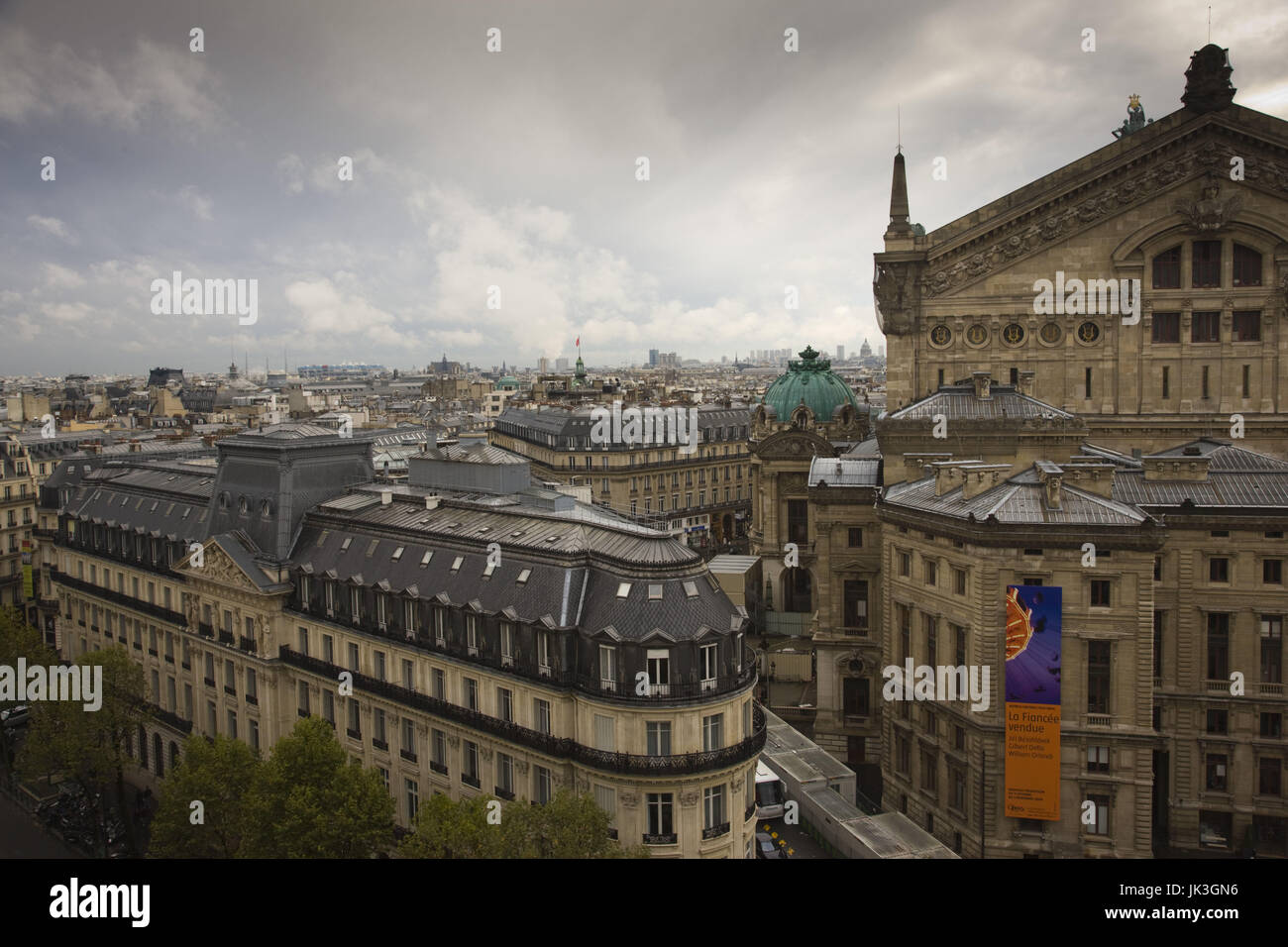 France, Paris, l'arrière de l'Opéra Garnier du toit de jour, les Galeries Lafayette Banque D'Images