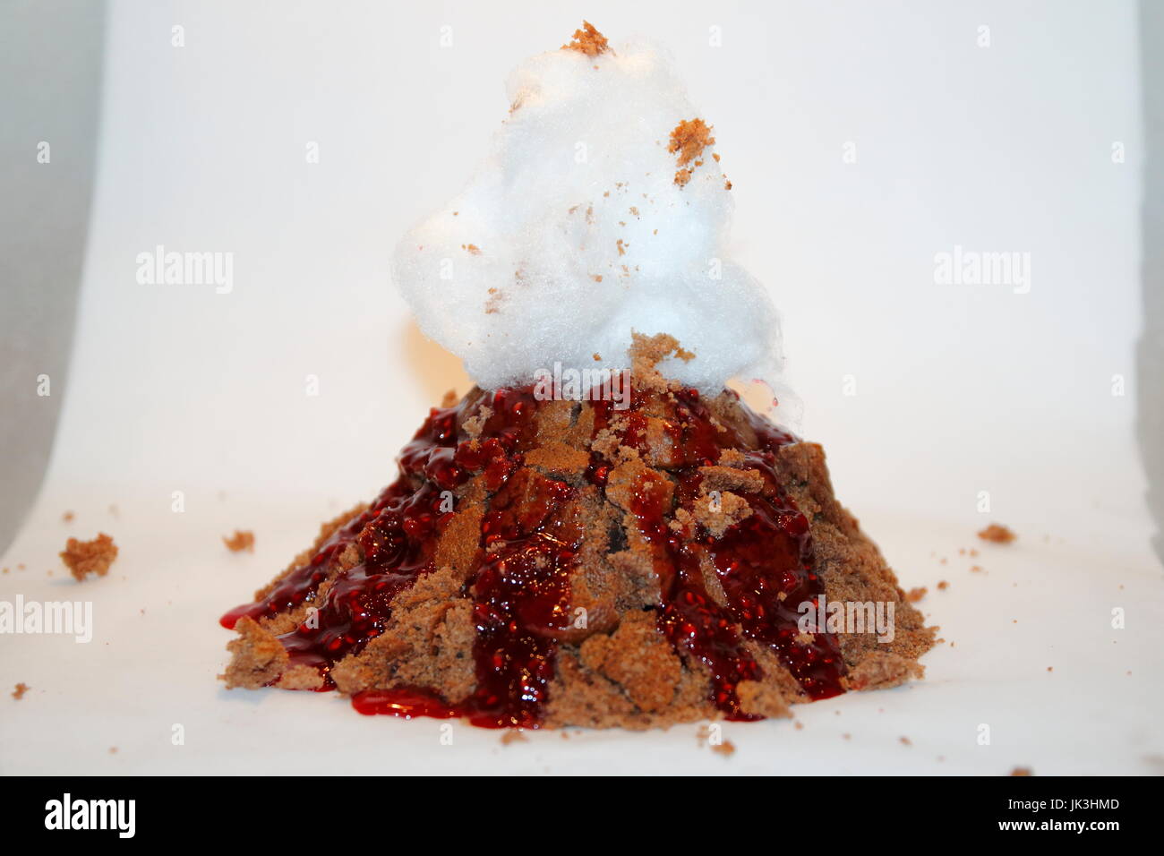 Vulkan Kuchen mit Soße Zuckerwatte Himbeer lave und Rauch Banque D'Images