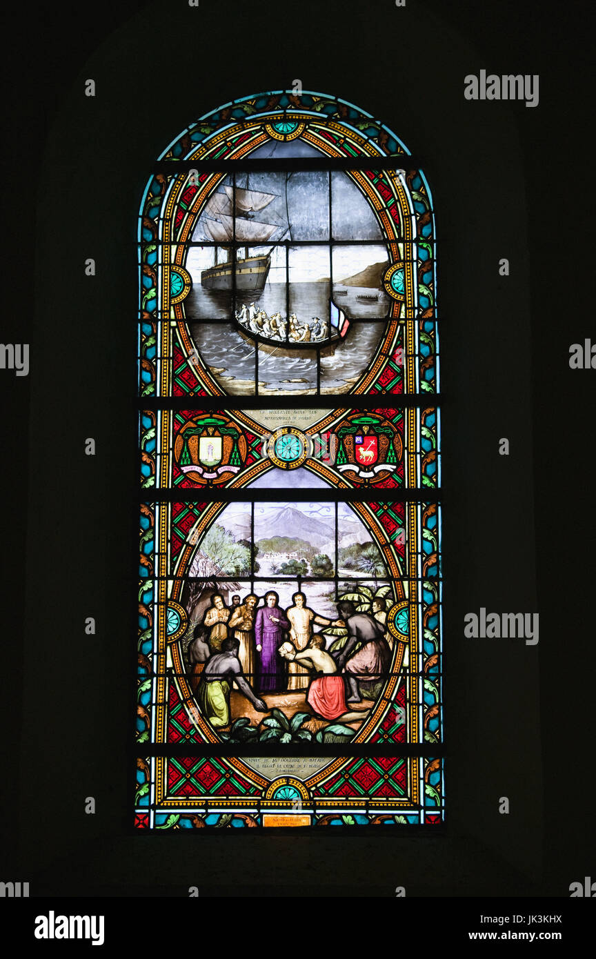Nouvelle Calédonie, le nord de l'île de Grande Terre, balade, vitrail  commémorant le premier débarquement des Européens en Nouvelle Calédonie,  12, 21, 1843, dans l'église Saint Denis Photo Stock - Alamy
